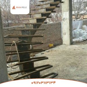 پله گرد دوبلکس فلزی خمیده در حیاط
